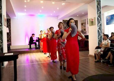 《我和我的祖国》——钢琴与模特